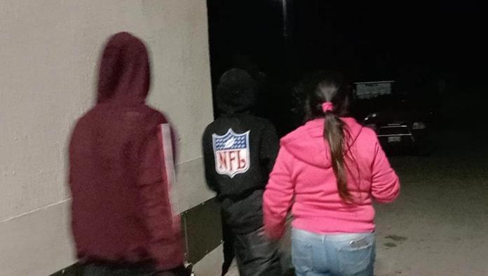 Dan de machetazos a dos menores