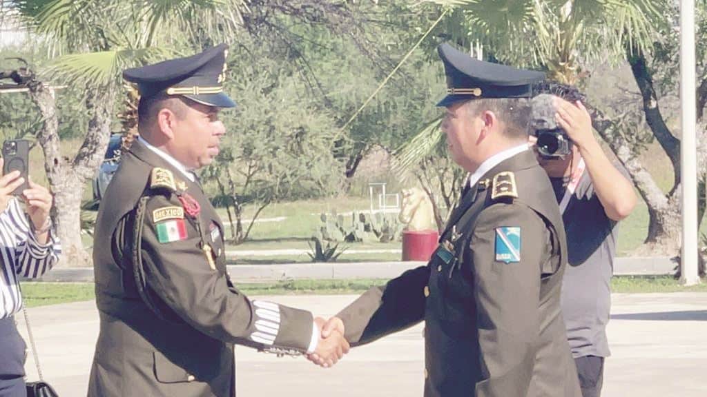 Realizan imposición de ascensos en Regimiento