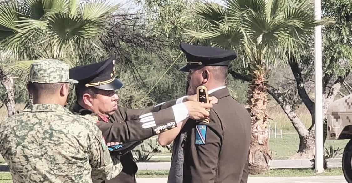 Realizan imposición de ascensos en Regimiento