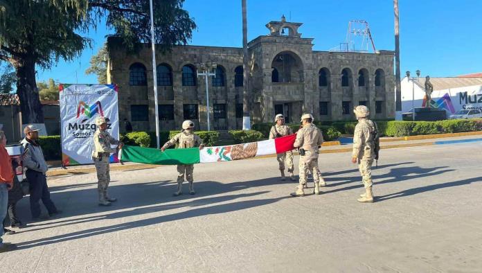 Izan bandera en explanada de presidencia