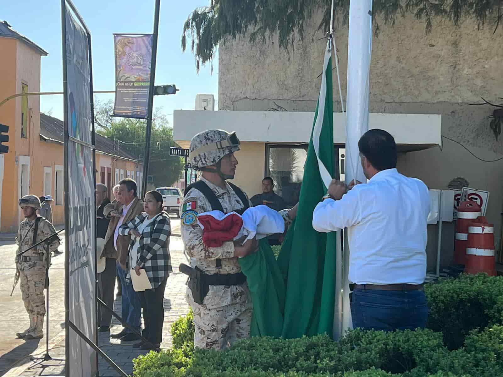 Izan bandera en explanada de presidencia