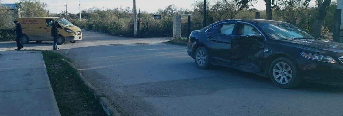 ¡POR OMITIR EL ALTO! Transporte de paquetería IMPACTA un auto en Zaragoza