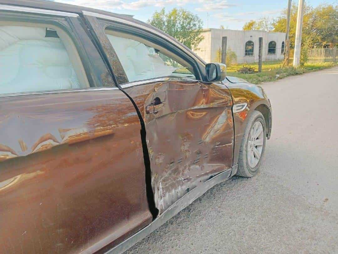 ¡POR OMITIR EL ALTO! Transporte de paquetería IMPACTA un auto en Zaragoza
