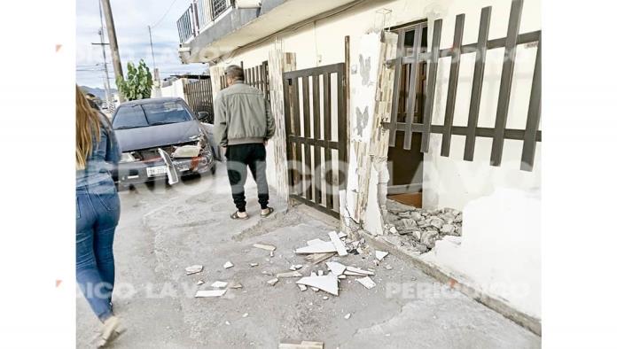 Choca con auto y lo proyecta contra casa