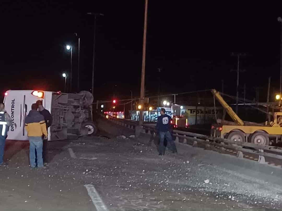 Vuelca camión de pasajeros