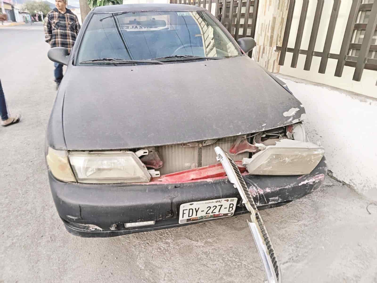 Choca con auto y lo proyecta contra casa