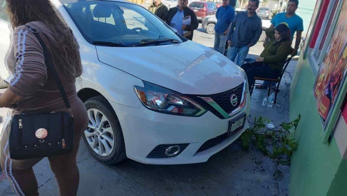 Trepa auto a banqueta; casi se mete a pizzería
