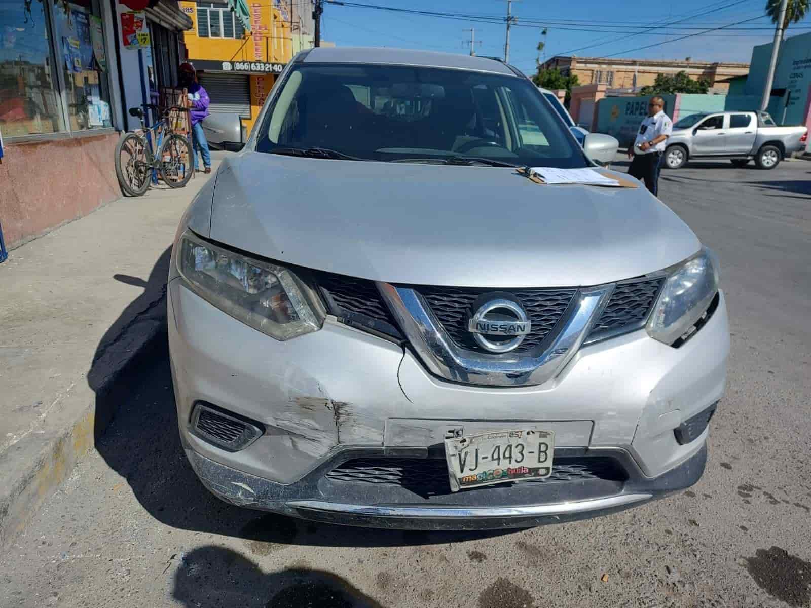 Trepa auto a banqueta; casi se mete a pizzería