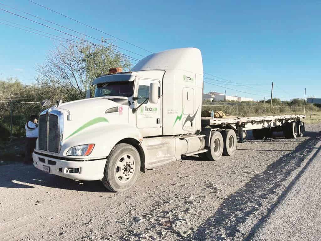 Embiste armatoste camioneta en la 57