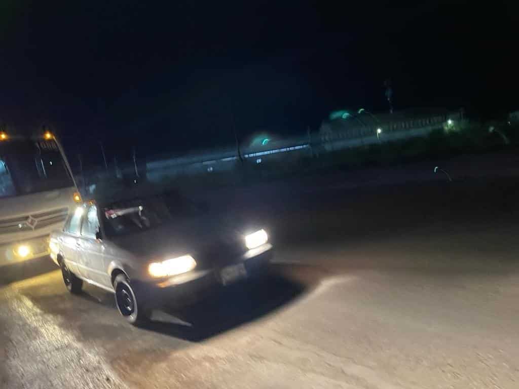 Choca taxi, huye y desata persecución