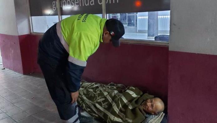 Abrigan Bomberos a dos indigentes