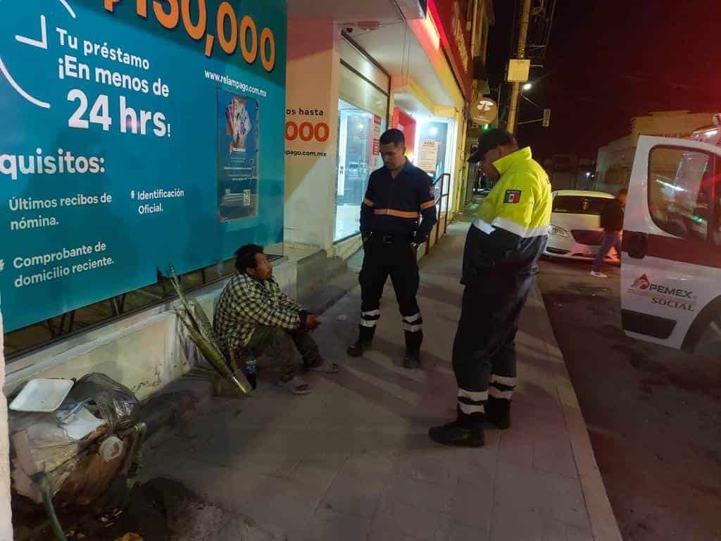 Abrigan Bomberos a dos indigentes