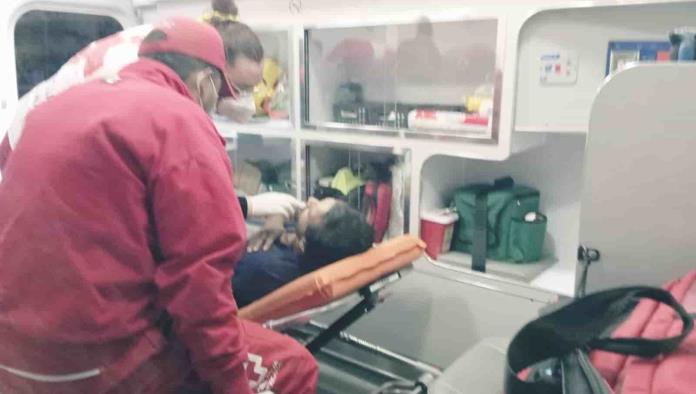 Pasa bordo y se ensarta en tráiler