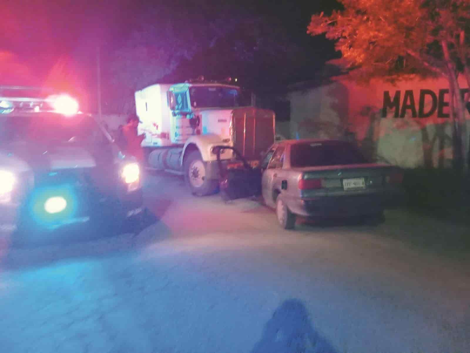 Pasa bordo y se ensarta en tráiler