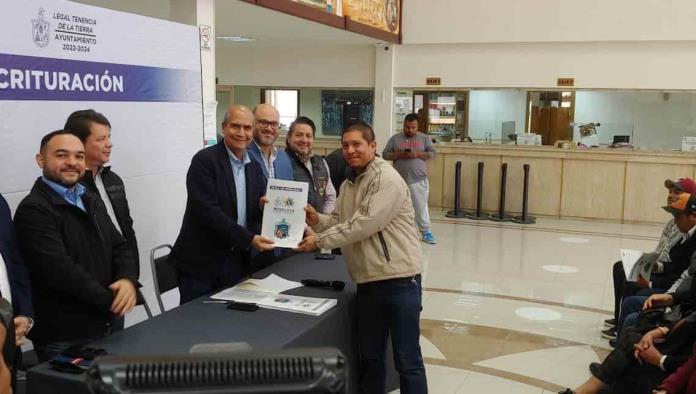 Entrega Alcalde escrituras