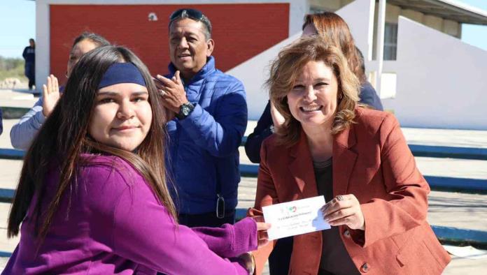 Entregó alcaldesa becas a estudiantes
