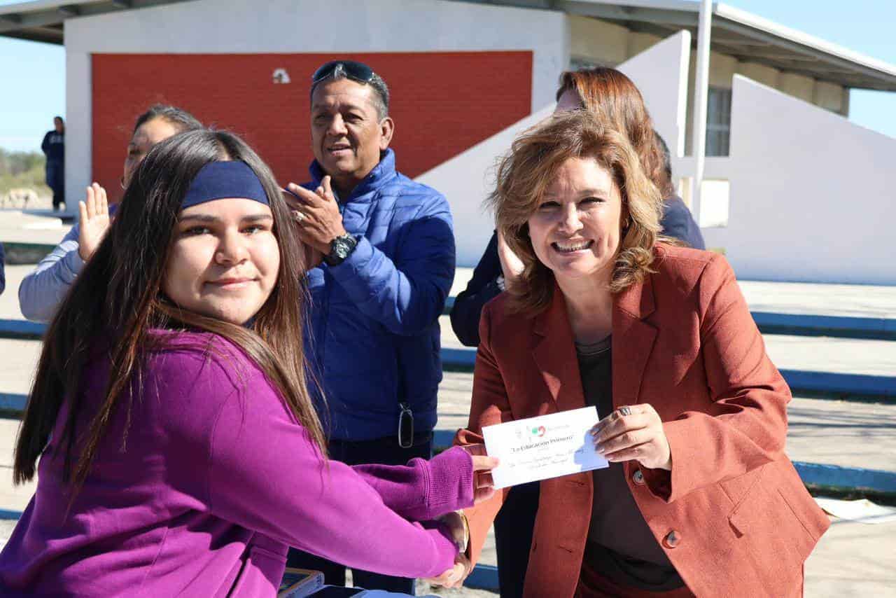 Entregó alcaldesa becas a estudiantes Entregó alcaldesa becas a estudiantes