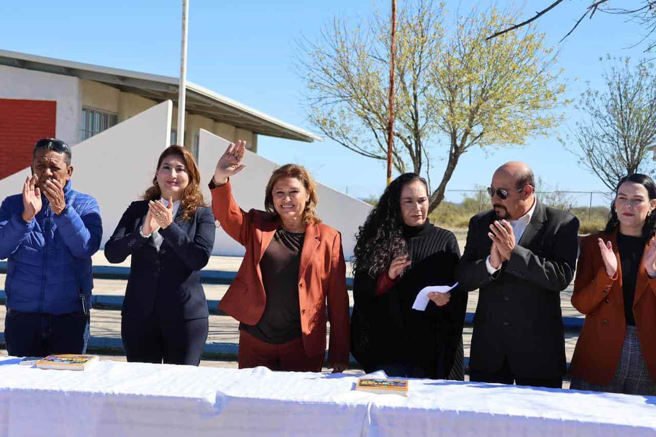 Entregó alcaldesa becas a estudiantes
