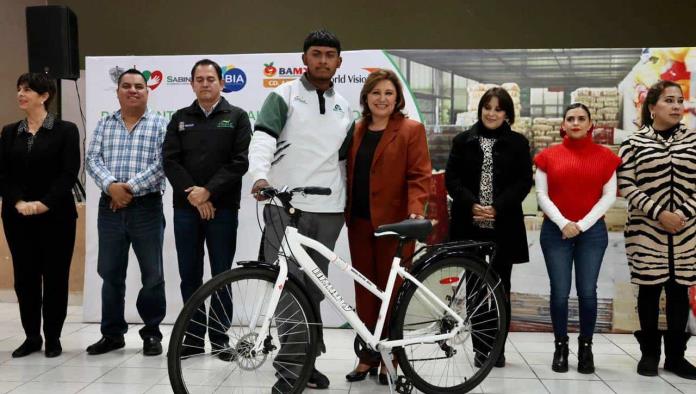Entrega Diana bicicletas a alumnos del COBAC