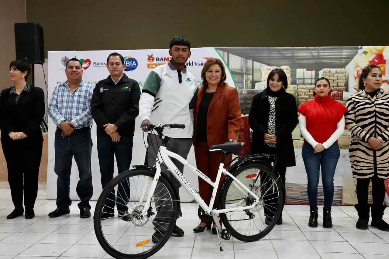 Entrega Diana bicicletas a alumnos del COBAC