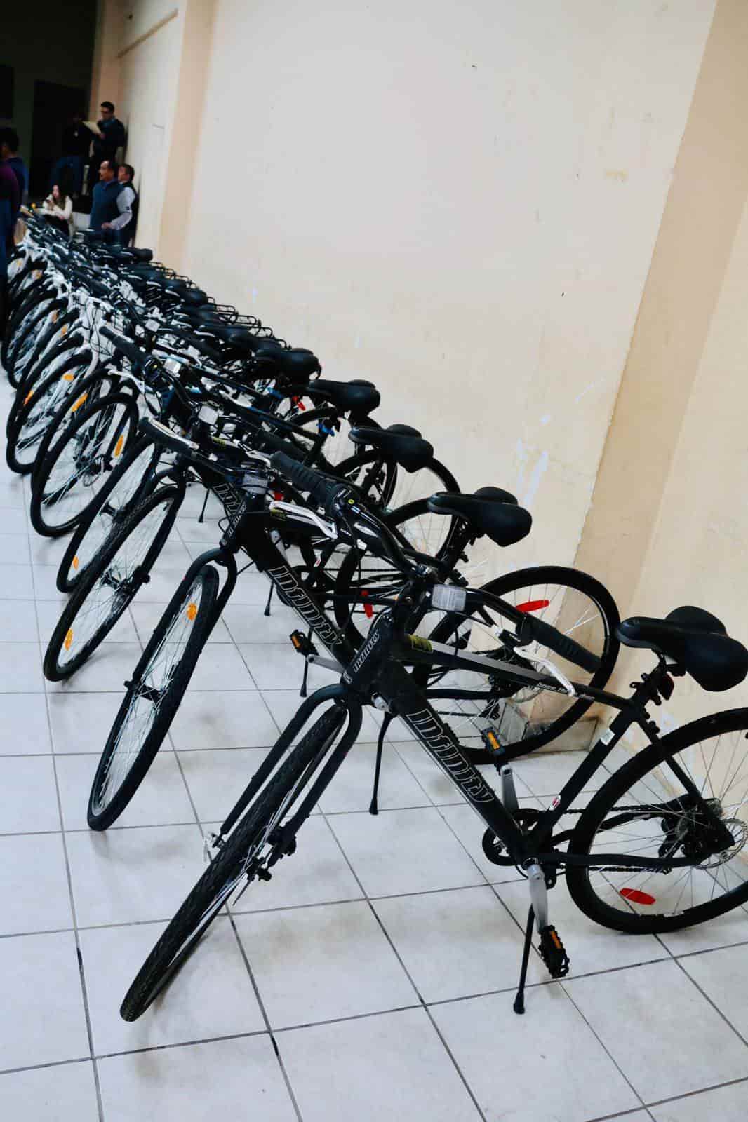 Entrega Diana bicicletas a alumnos del COBAC