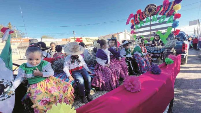 Realizan desfile y  eligen a Adelita