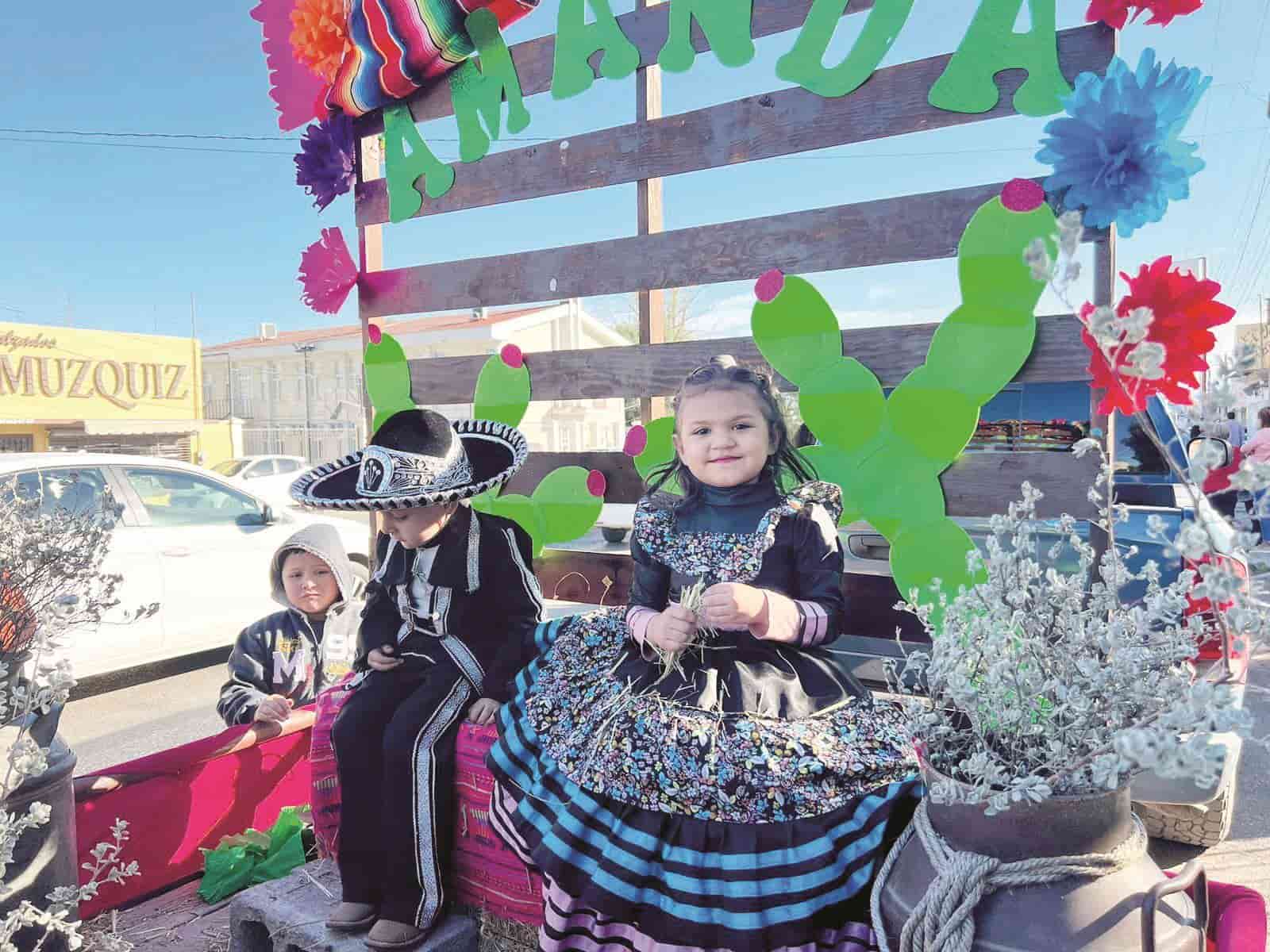 Realizan desfile y  eligen a Adelita