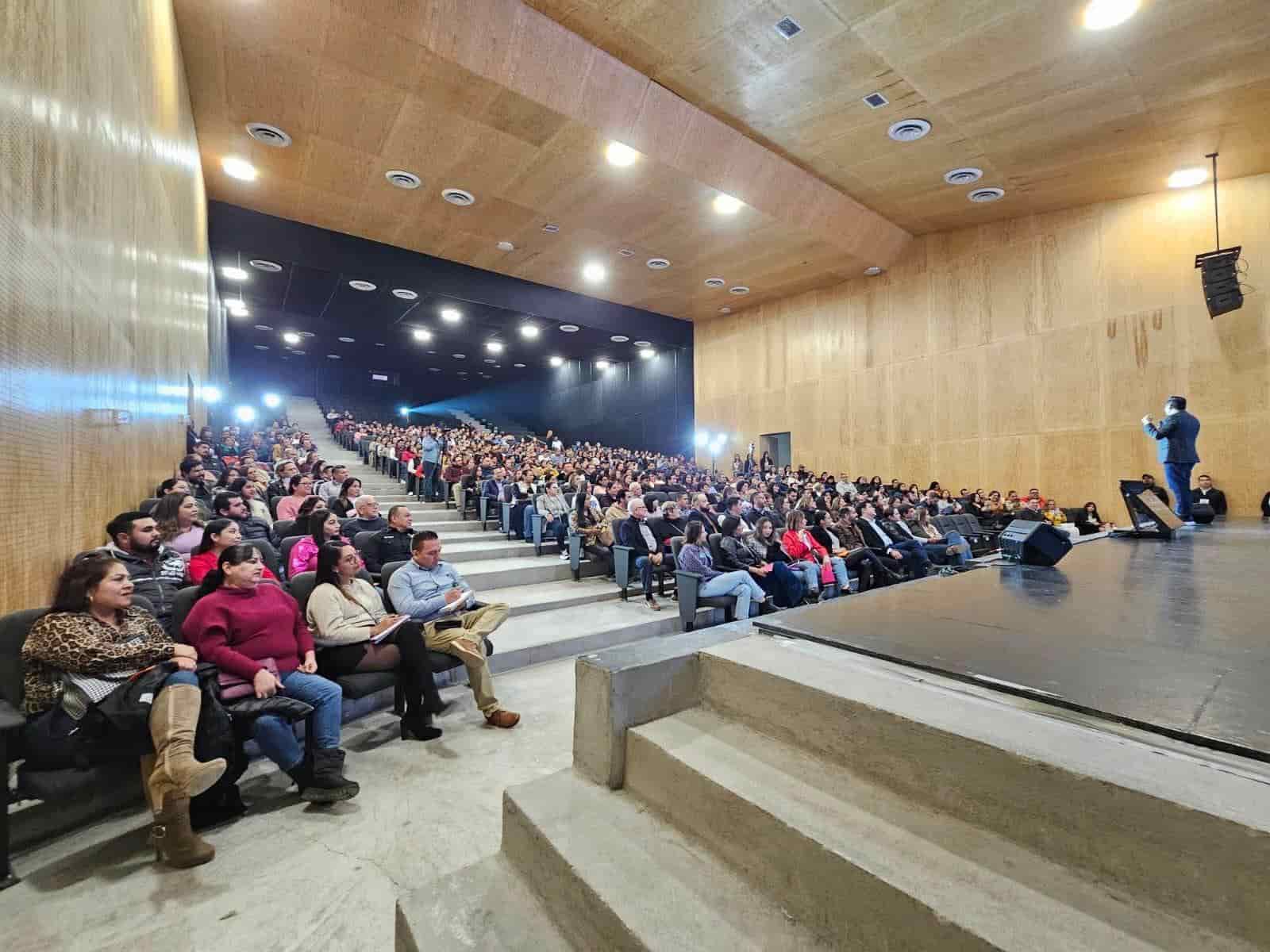 ¡Éxito en Acuña! Brinda conferencia Yordi Rosado