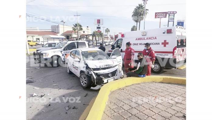 Lesiona empleado municipal a taxista en fuerte choque 