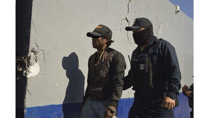Denuncian vecinos a descarado adicto