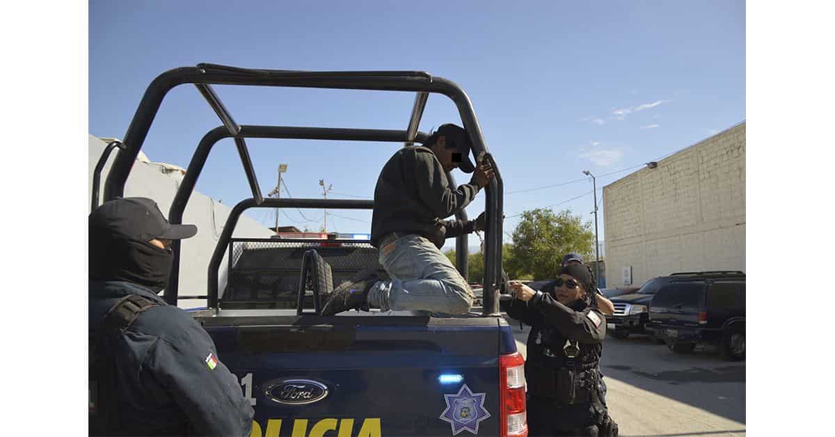Denuncian vecinos a descarado adicto