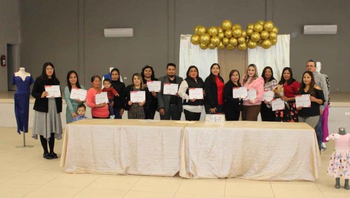 Culminan 10 mujeres taller de corte en Nava