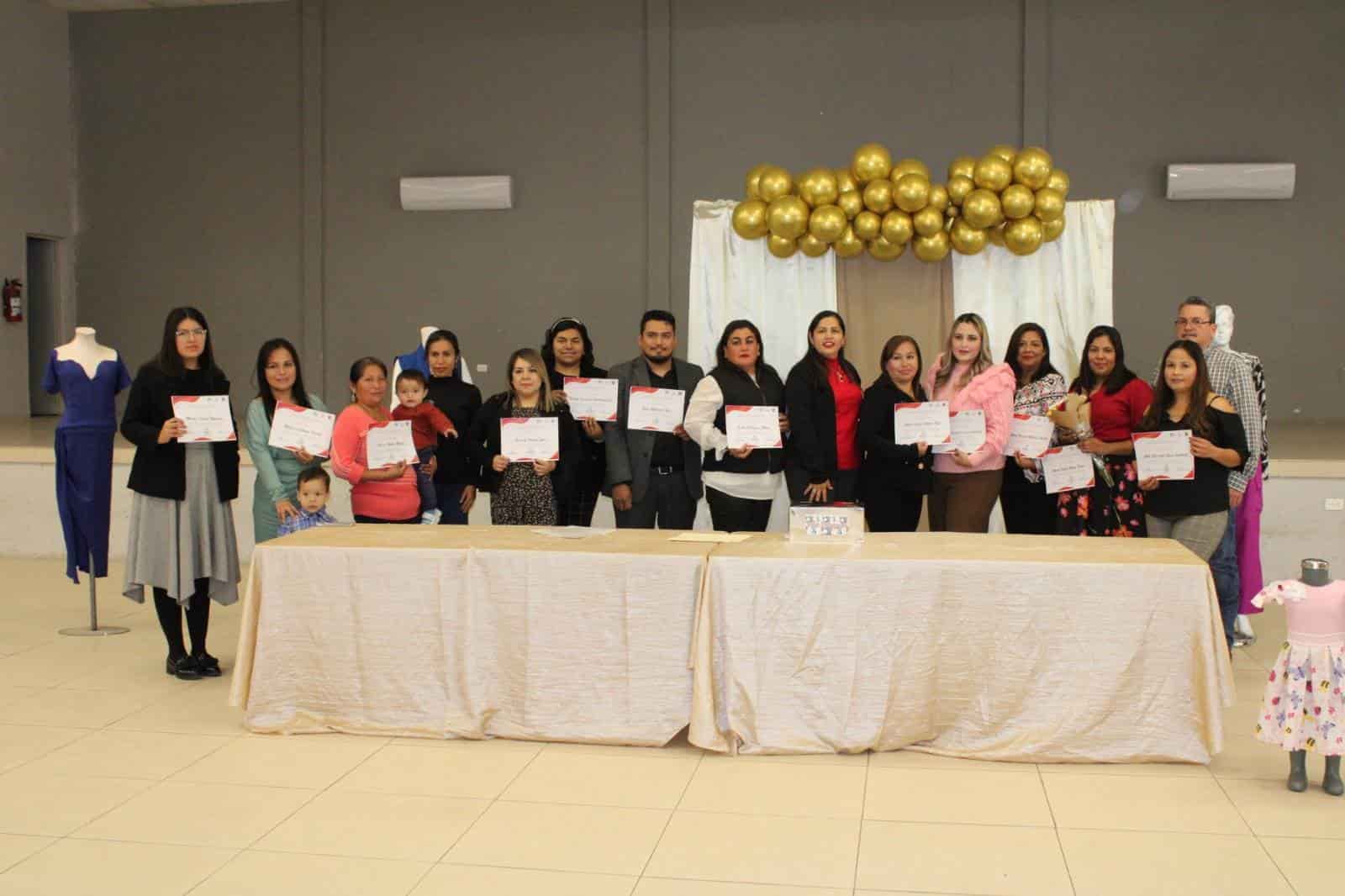 Culminan 10 mujeres taller de corte en Nava