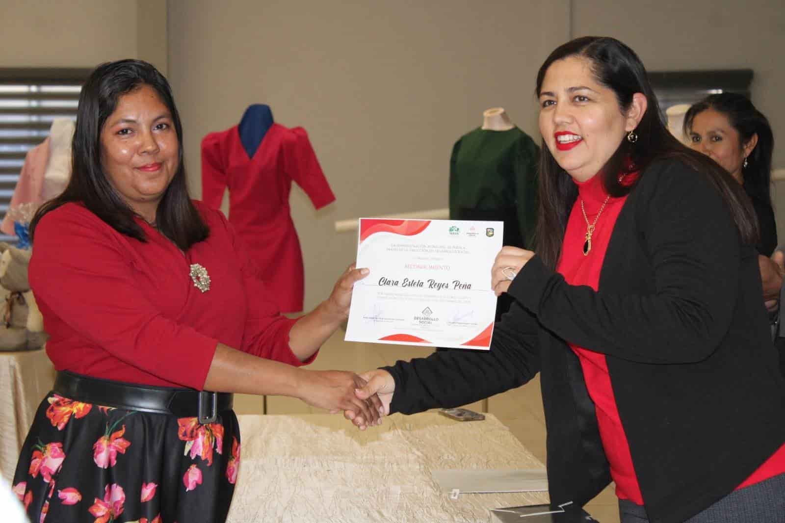 Culminan 10 mujeres taller de corte en Nava