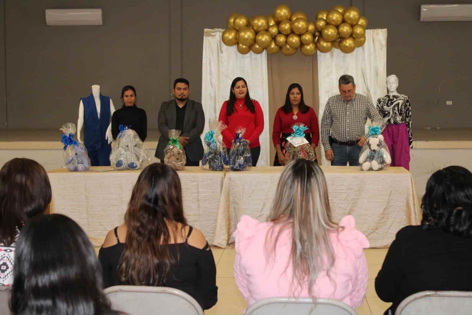 Culminan 10 mujeres taller de corte en Nava
