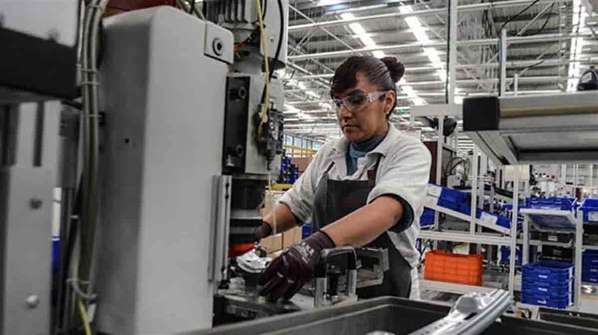 Dominan mujeres en el área laboral