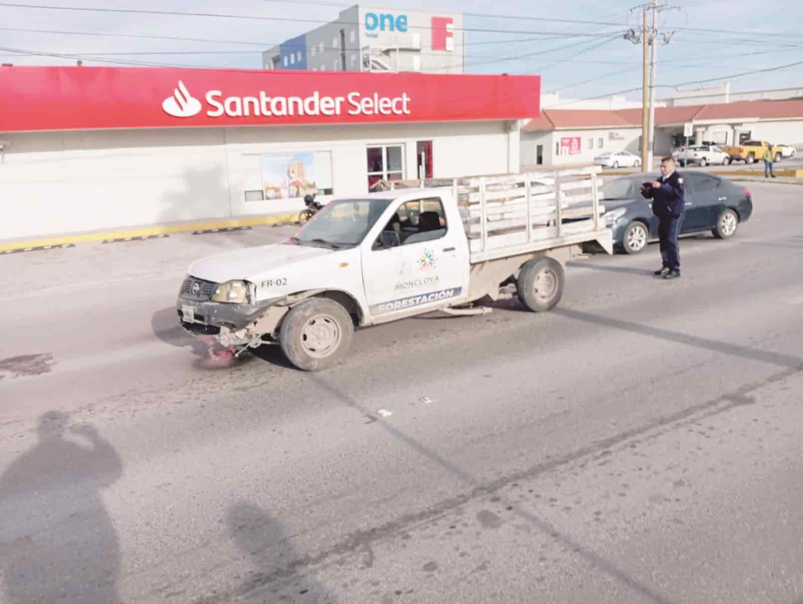 Lesiona empleado municipal a taxista en fuerte choque 