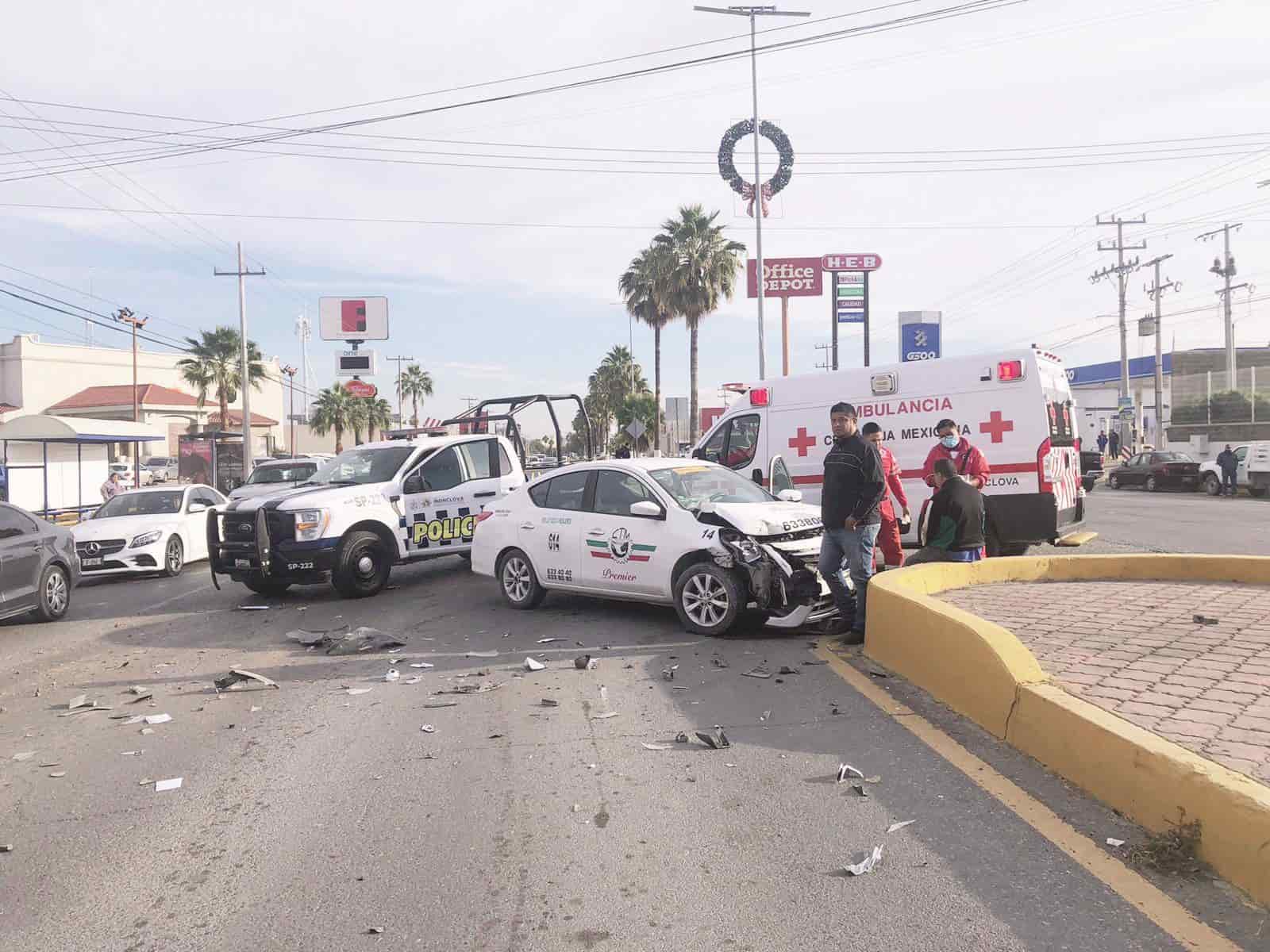 Lesiona empleado municipal a taxista en fuerte choque 