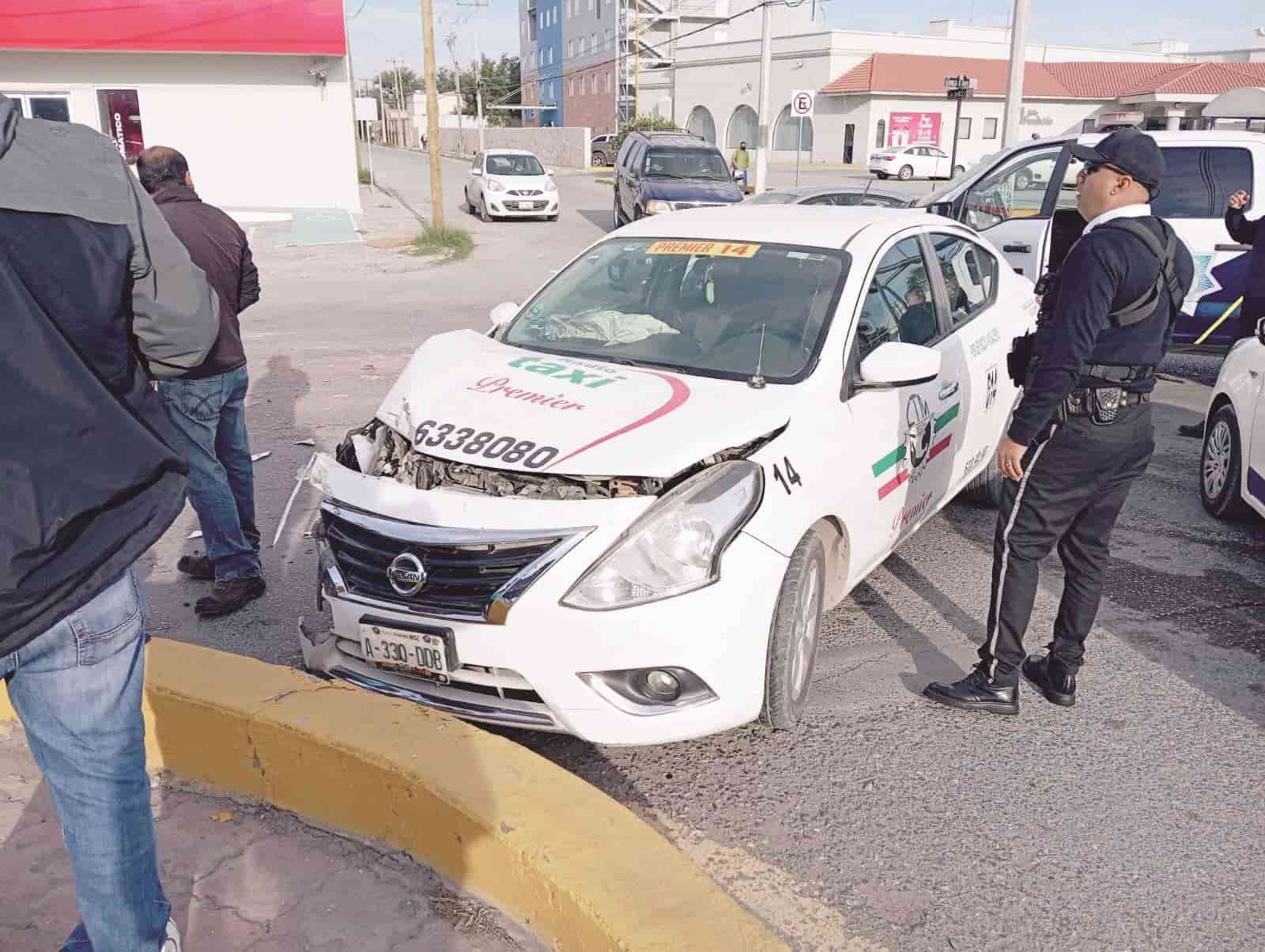 Lesiona empleado municipal a taxista en fuerte choque 