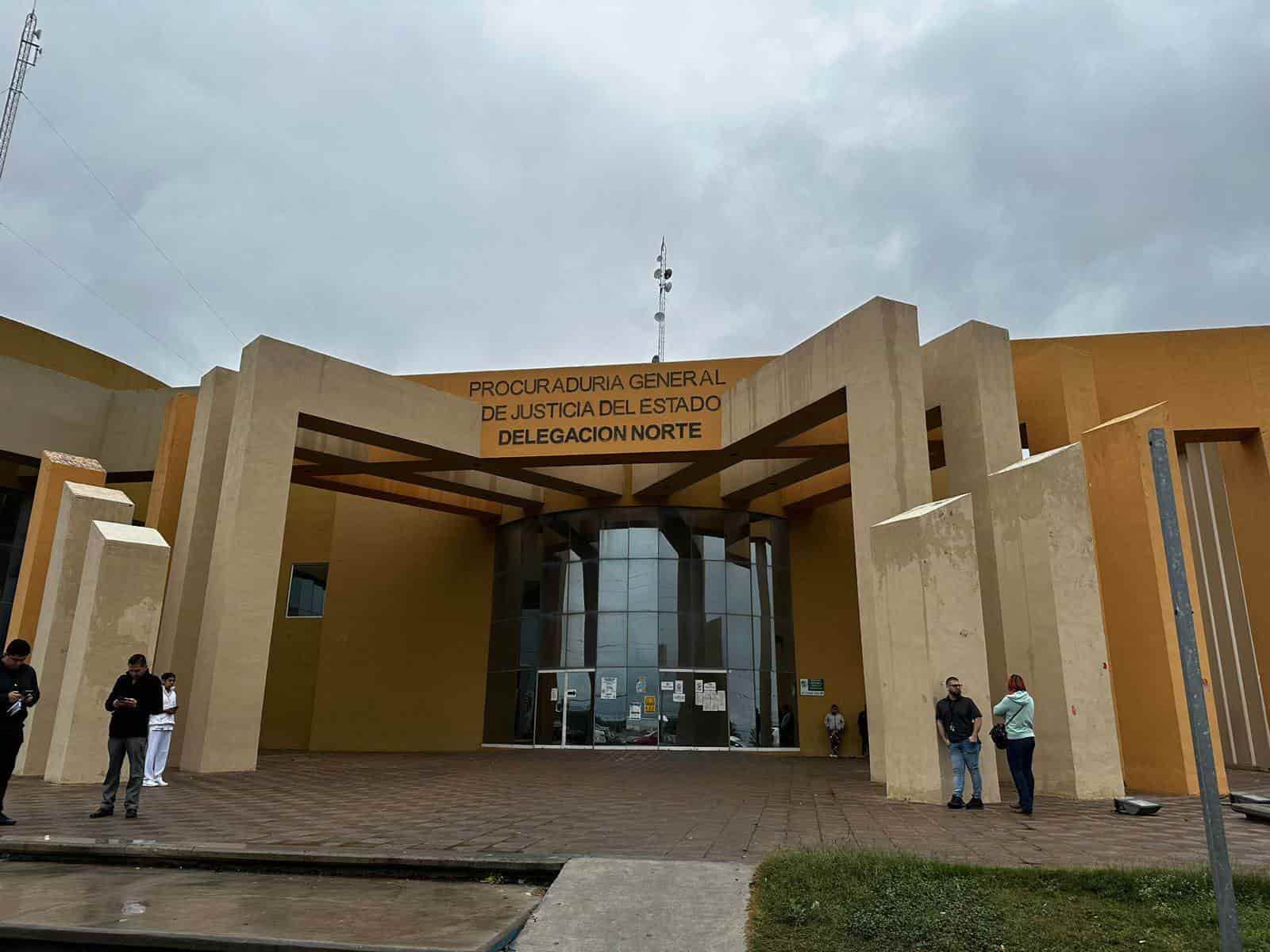 Mujer EMBISTE a REPARTIDOR; le FRACTURÓ la pelvis y cadera