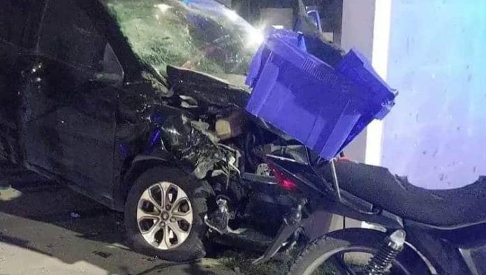 Mujer EMBISTE a REPARTIDOR; le FRACTURÓ la pelvis y cadera