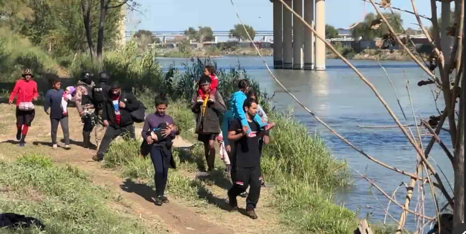Hoy cruzaron CIENTOS DE MIGRANTES por el río Bravo