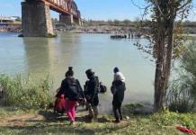 Hoy cruzaron CIENTOS DE MIGRANTES por el río Bravo