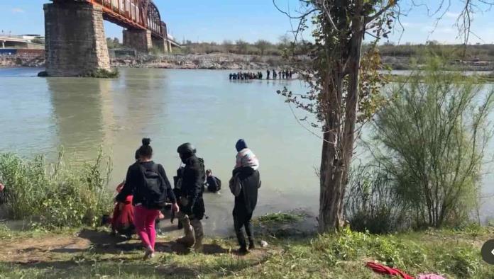 Hoy cruzaron CIENTOS DE MIGRANTES por el río Bravo