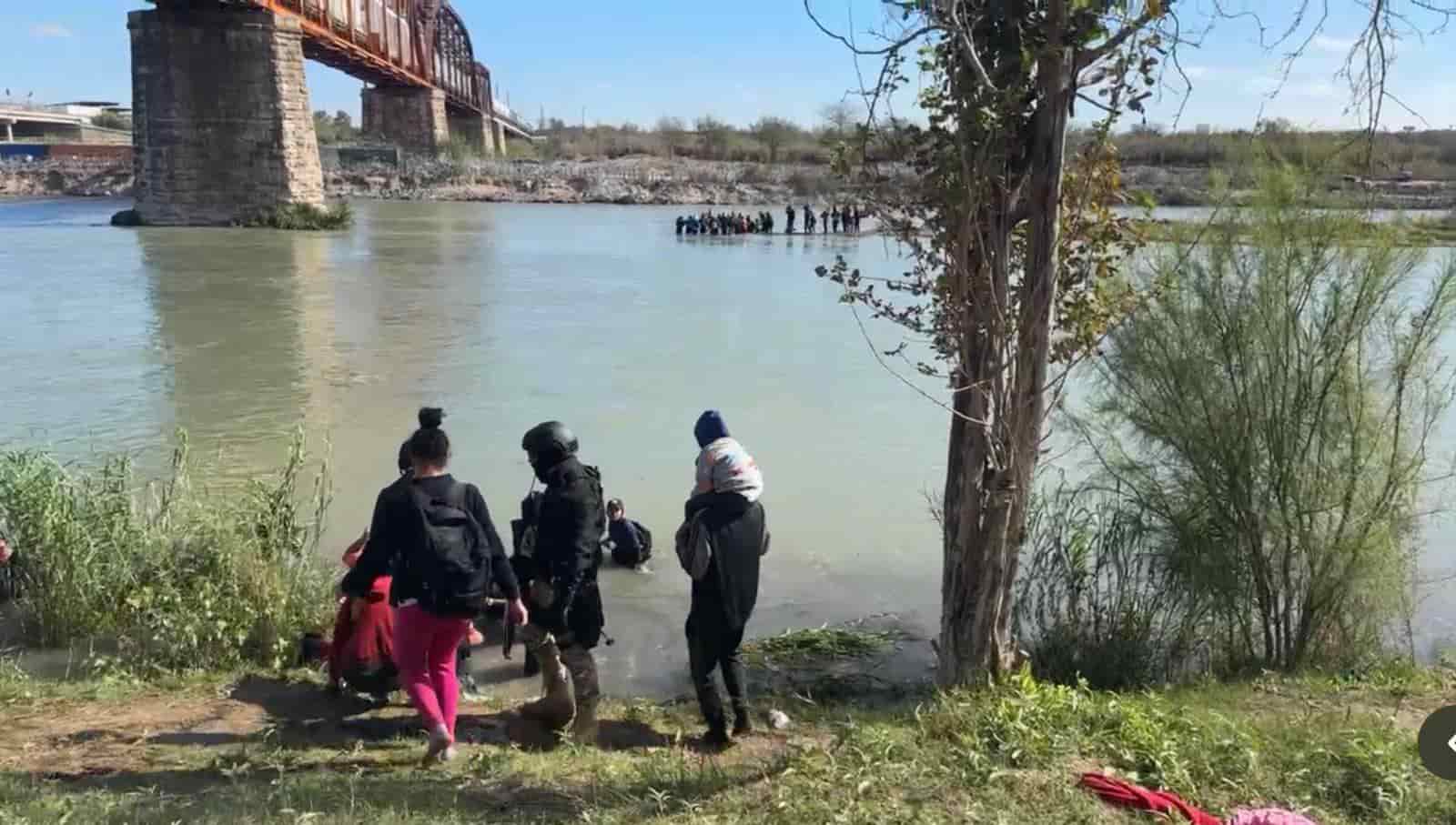 Hoy cruzaron CIENTOS DE MIGRANTES por el río Bravo