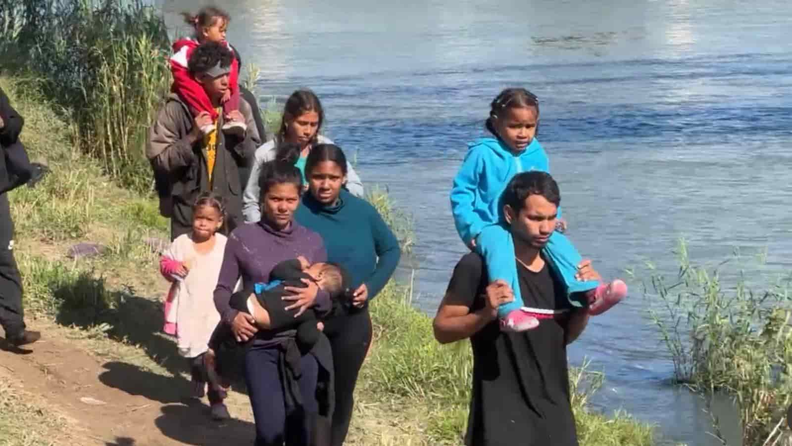 Hoy cruzaron CIENTOS DE MIGRANTES por el río Bravo