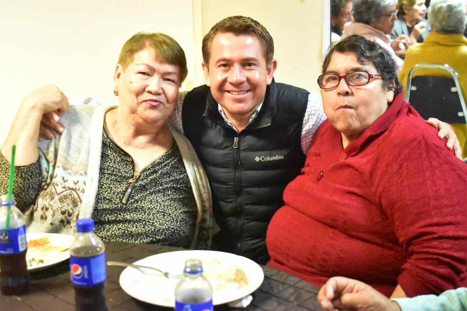 Convive Hugo con abuelos