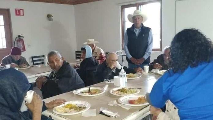Celebran abuelitos Día de Acción de Gracias