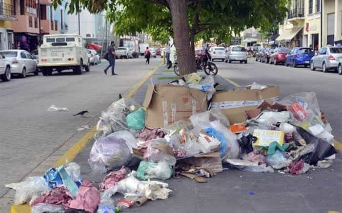 Tiran acuñenses la basura en vía pública