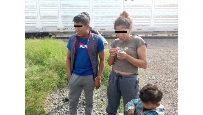 Riñen migrantes; apuñalan a uno
